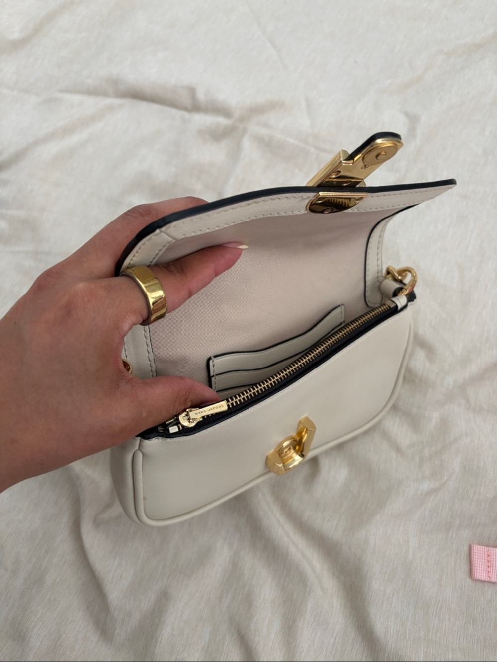 Elegant Cream Shoulder Bag with Gold Chain - Picture 3 of 3